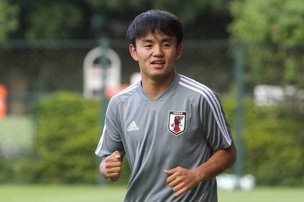 レアル久保建英が満面の笑み 若手トリオと和気あいあい 肩組み3ショット でポーズ ニコニコニュース レアル久保建英が満面の笑み 若手トリオと和気あいあい 肩組み3ショット でポーズ ニコニコニュース