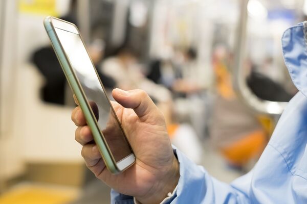 満員電車で肘をぶつけてきた男性 スマホ画面 が見え唖然とした ニコニコニュース
