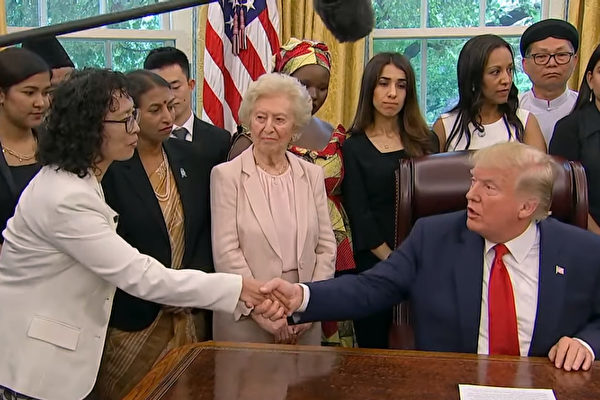 トランプ米大統領 ホワイトハウスで法輪功学習者らと面会 ニコニコニュース トランプ米大統領 ホワイトハウスで法輪功学習者らと面会 ニコニコニュース