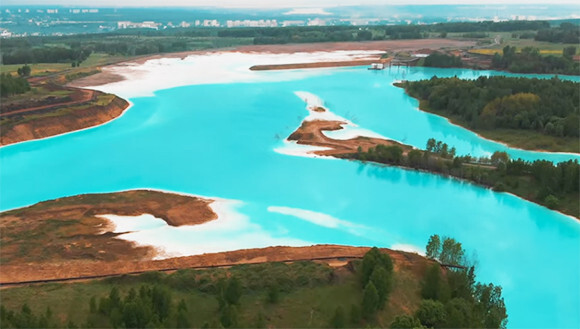 シベリアのモルディブ と称されるほど美しい青緑色の湖の正体は危険な廃棄物によるものだった ロシア ニコニコニュース