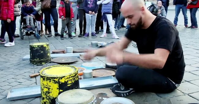 神技 人力テクノ を叩くバケツドラマーが凄すぎると話題に かっこいい 野生テクノすごい の声 ニコニコニュース