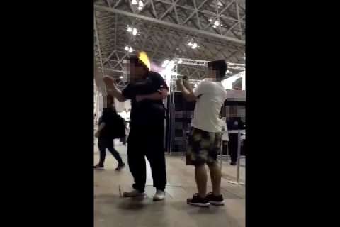 少年グループが 男性の髪の毛を燃やす 動画拡散 ジャンプ のイベント ニコニコニュース 少年グループが 男性の髪の毛を燃やす 動画拡散 ジャンプ のイベント ニコニコニュース