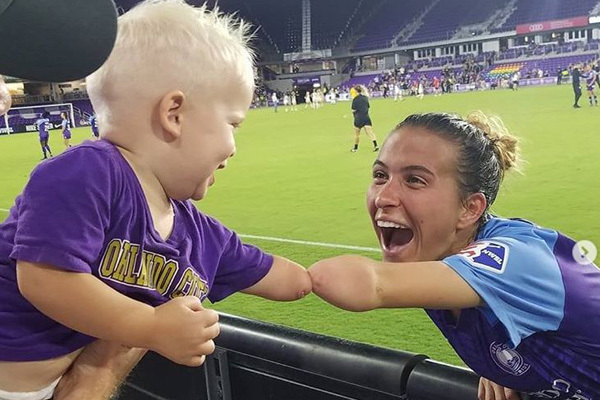 生まれつき手のない赤ちゃんとサッカー選手のグータッチが微笑ましい ニコニコニュース 生まれつき手のない赤ちゃんとサッカー選手のグータッチが微笑ましい ニコニコニュース