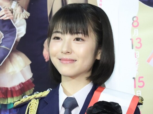 浜辺美波 キュートな警官姿ですらり美脚 アイドルポーズもバッチリ ニコニコニュース