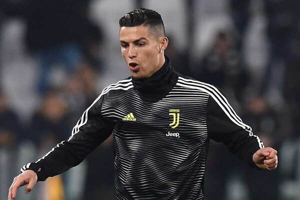 C ロナウドの視線を独占 Kリーグ選抜の 仁王立ちポーズ男 に海外メディアが注目 ニコニコニュース