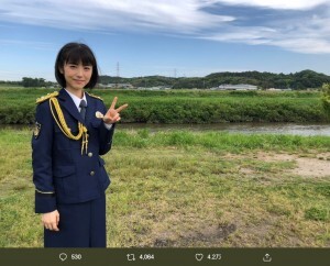 浜辺美波演じる 腹黒ぶり はアイドルの現状を風刺 ピュア 一日アイドル署長の事件簿 ニコニコニュース 浜辺美波演じる 腹黒ぶり はアイドルの現状を風刺 ピュア 一日アイドル署長の事件簿 ニコニコニュース