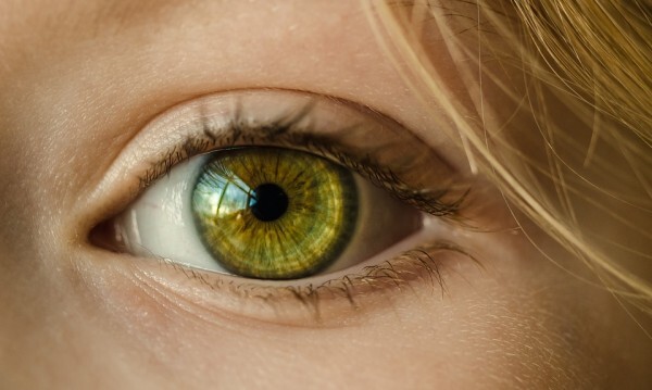 眼球タトゥー で白目が細菌感染 失明寸前になった24歳女性 痛みのあまりうつ病に苦しむ ニコニコニュース
