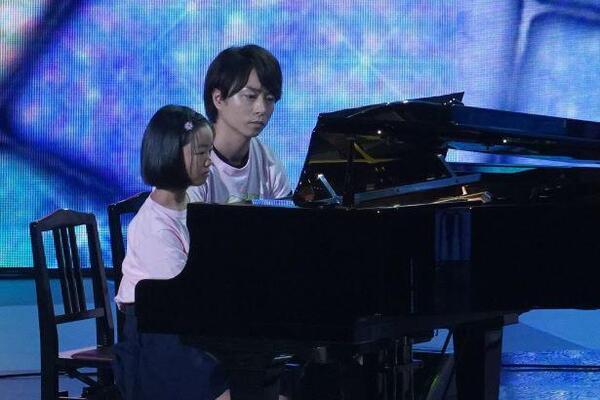 櫻井翔と右半身にまひが残る少女がピアノ伴奏に挑戦 24時間テレビ ニコニコニュース