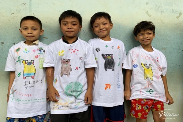 熊本地震チャリティーで製作した くまモンのぬりえtシャツ がミャンマーの子供たちに贈られる ニコニコニュース 熊本地震チャリティーで製作した くまモンのぬりえtシャツ がミャンマーの子供たちに贈られる ニコニコニュース