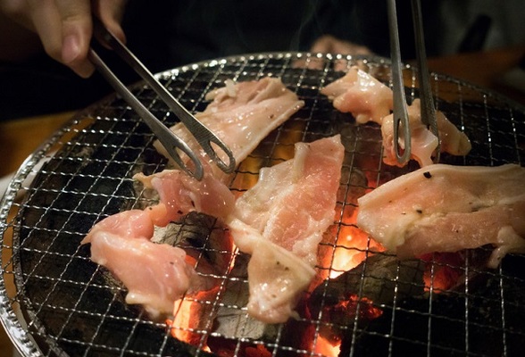 焼肉で網一面に肉を敷き詰めて焼かないで という主張に賛否 冷めた肉を押し付けるな また注文すればいい ニコニコニュース