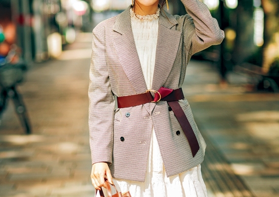 ダブルのジャケットに白ワンピを合わせて女らしく ベルトでスタイルupするコーデ ニコニコニュース