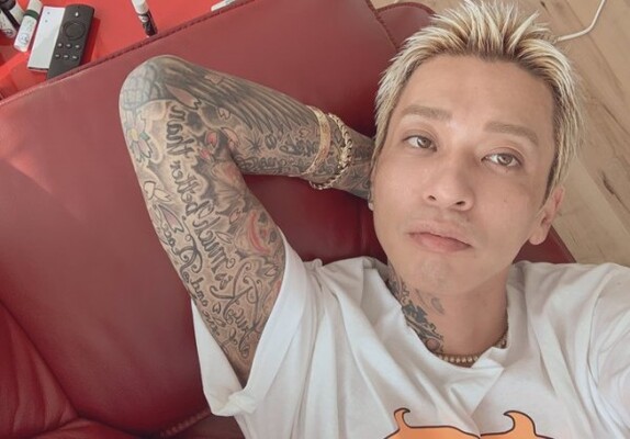 スッキリ でラッパーが安室さんのカバー曲披露 ファン同士のバトルに発展 原因は タトゥー か ニコニコニュース スッキリ でラッパーが安室さんのカバー曲披露 ファン同士のバトルに発展 原因は タトゥー か ニコニコニュース