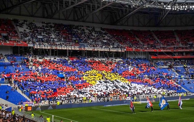 仏スタジアムにチベットの旗 中国中継に合わせたサッカー試合時間変更に抗議 ニコニコニュース