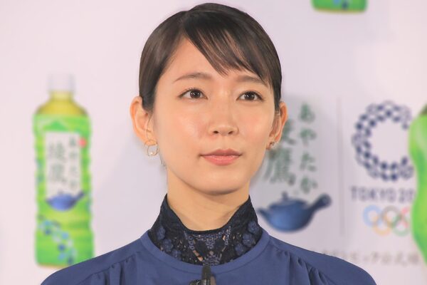 吉岡里帆 くっきりバストのタイトなドレス ファン 超絶セクシー ニコニコニュース