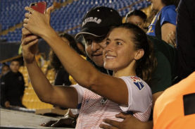 許せない 美人サッカー選手にセルフィーを頼んだ男 どさくさに紛れて胸を触る ニコニコニュース 許せない 美人サッカー選手にセルフィーを頼んだ男 どさくさに紛れて胸を触る ニコニコニュース