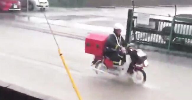 千葉 冠水した市原市をバイクで爆走する郵便局員のプロ根性がすごい ニコニコニュース