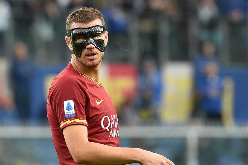 フェイスガードが 黒マスク に ゴール後の奇妙な瞬間に海外注目 ヘディングの衝撃で ニコニコニュース