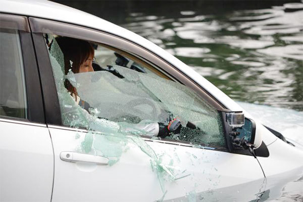 豪雨被害で相次いだ 車中死 開かぬドア動かぬ窓 クルマ水没時の脱出どうすれば ニコニコニュース