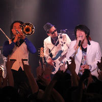 スカパラ 細美武士 揃いのスーツで国内初登場 ニコニコニュース