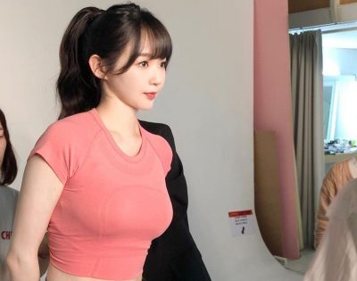 ぴたぴた密着ウェア で注目を集めた美人歌手 ぎりぎりホットパンツ が魅力的すぎると話題に ニコニコニュース