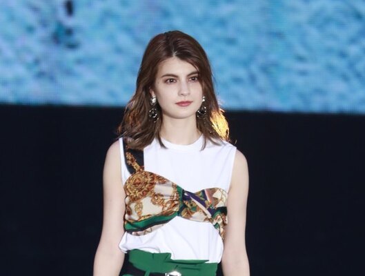 マギー 足長すぎ ミニスカ 大胆美脚 2shotに反響殺到 となりの美女は誰 ニコニコニュース