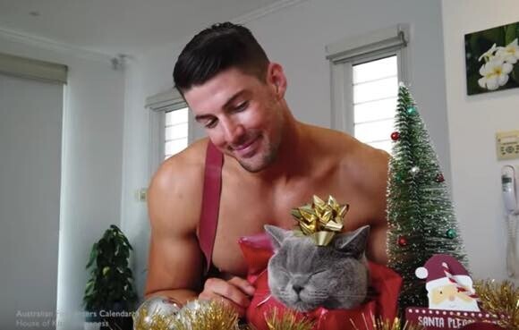 クリスマスシーズン特集 オーストラリアのイケメン消防士による 猫のラッピング方法 ニコニコニュース クリスマスシーズン特集 オーストラリアのイケメン消防士による 猫のラッピング方法 ニコニコニュース