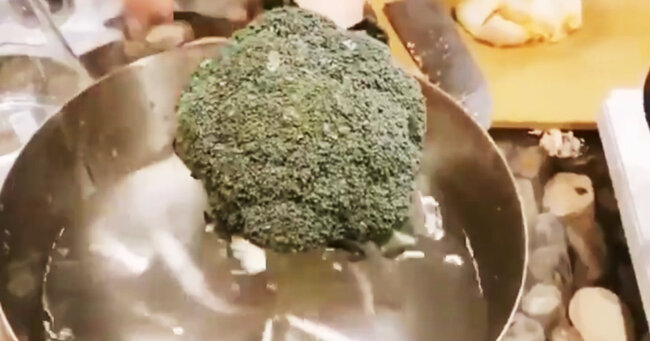 アムウェイ定番のブロッコリーを洗剤で洗い 農薬を落とす実験動画に批判殺到 間違った知識教える知ったかぶりのせいで農家 ニコニコニュース アムウェイ定番のブロッコリーを洗剤で洗い 農薬を落とす実験動画に批判殺到 間違った知識教える知ったかぶりのせいで農家 ニコニコニュース