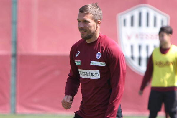 ポドルスキ 愛するクラブの 英雄 との2ショット公開 ファンは獲得熱望 連れてきて ニコニコニュース