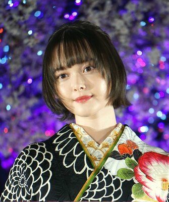 玉城ティナ 不思議な色 個性的ヘアカラーに反響殺到 激かわ 何でも似合うのずるい ニコニコニュース