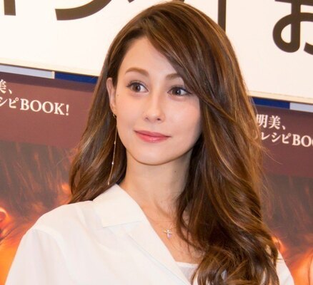 ダレノガレ明美 美脚あらわ 過激デニム姿に2万 いいね ニコニコニュース
