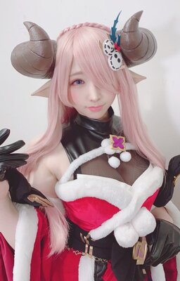 聖夜に最高のプレゼント ピンク髪の人気コスプレイヤー みぃこ クリスマスver の グラブル ナルメア コスプレで魅 ニコニコニュース