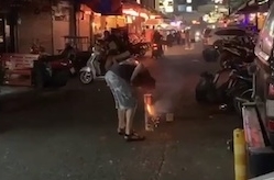 花火を覗き込み顔面直撃 脳みそが飛び出す大惨事に 大晦日のカウントダウン パーティーで 画像あり ニコニコニュース 花火を覗き込み顔面直撃 脳みそが飛び出す大惨事に 大晦日のカウントダウン パーティーで 画像あり ニコニコニュース