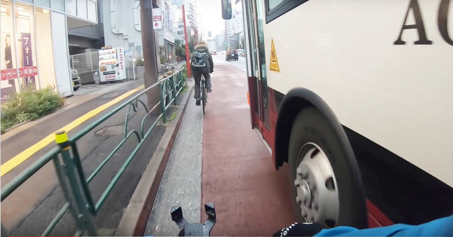 新宿 どっちが悪い スクールバスが自転車に幅寄せ しかし自転車乗りの行動にバス運転手も激怒 ニコニコニュース