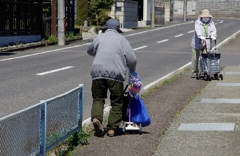 歩行者は右側通行でしょ 老婆が激怒 そんな法律あった 路上のルール を確認してみた ニコニコニュース