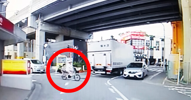 車が被害者 子供を乗せているのに全く左右確認をしないママチャリが自業自得なことになってしまう動画が物議 ニコニコニュース 車が被害者 子供を乗せているのに全く左右確認をしないママチャリが自業自得なことになってしまう動画が物議 ニコニコニュース