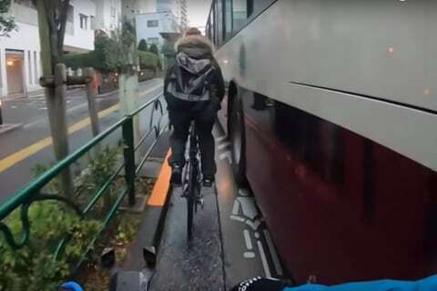 ウーバーイーツ配達員に 歩道走れ バス運転手の危険な 幅寄せ にユニオンが抗議 ニコニコニュース