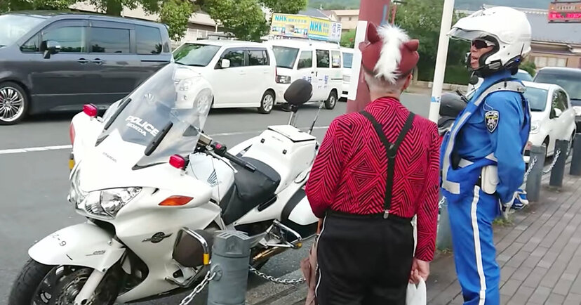 5度見した！何度見ても本物の白バイ隊員にしか思えない一般人がヤバい ...