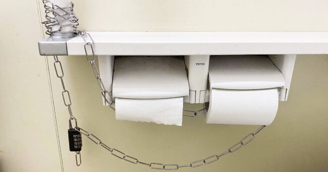 これもうマッドマックスだろ 全国で目撃されたトイレットペーパー盗難防止策の世紀末感がヤバい 議員会館でも ニコニコニュース これもうマッドマックスだろ 全国で目撃されたトイレットペーパー盗難防止策の世紀末感がヤバい 議員会館でも ニコニコニュース
