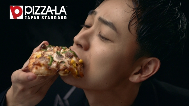 ピザーラ新cm 炭火焼きビーフのよくばりクォーター で 成田凌がにおいまで味わう ニコニコニュース ピザーラ新cm 炭火焼きビーフのよくばりクォーター で 成田凌がにおいまで味わう ニコニコニュース