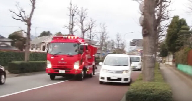 アンタに譲ったわけじゃない 消防車に道を譲った車 しかし後続車が自己中すぎる行動し消防車怒りの叫び クラクション ニコニコニュース