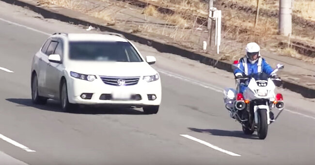 白バイに命令され停車させられた車 しかしありえない作戦で逃げていってしまい白バイ隊員も呆然でお手上げ ニコニコニュース 白バイに命令され停車させられた車 しかしありえない作戦で逃げていってしまい白バイ隊員も呆然でお手上げ ニコニコニュース