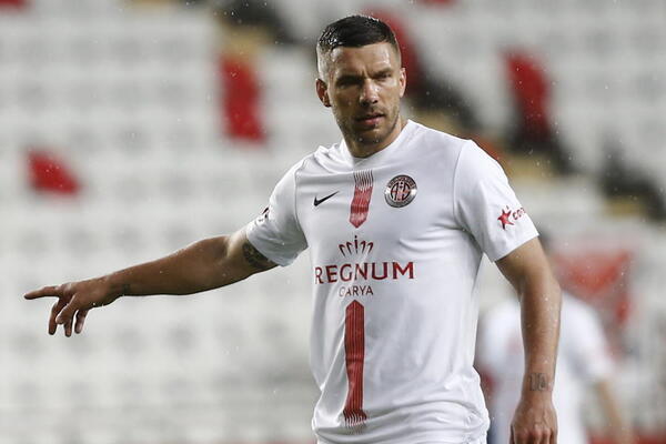 ポドルスキ 名物菓子とともに 頑張れ メッセージ ファン歓喜 トルコにいる理由 ニコニコニュース