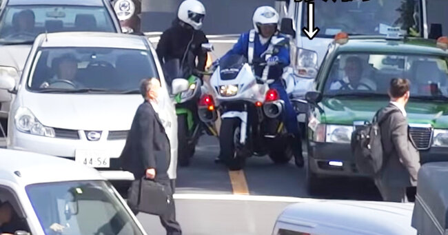 あっ 白バイ隊員ピンチ 違反バイクを取り締まろうとした白バイがタクシーにぶつけてしまい難しい対応 ニコニコニュース