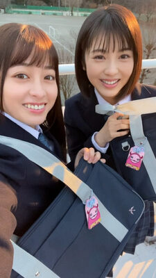 最高にエモい 橋本環奈 浜辺美波 高校生らの卒業アルバム風shotが公開 ニコニコニュース 最高にエモい 橋本環奈 浜辺美波 高校生らの卒業アルバム風shotが公開 ニコニコニュース