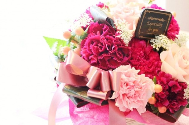 母の日にカーネーションを贈る理由は 赤ピンク白など色ごとの花言葉も ニコニコニュース 母の日にカーネーションを贈る理由は 赤ピンク白など色ごとの花言葉も ニコニコニュース