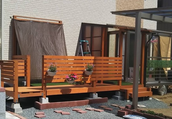 ウッドデッキフェンスのdiy例をご紹介 おしゃれ 目隠しにもなる ニコニコニュース ウッドデッキフェンスのdiy例をご紹介 おしゃれ 目隠しにもなる ニコニコニュース