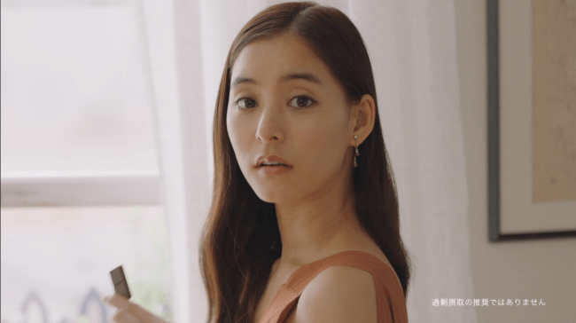 チョコレートカラーの肩あきワンピ姿でソファでくつろぐ新木優子さん チョコとアイスを我慢せずパクッパクッパクッ ニコニコニュース チョコレートカラーの肩あきワンピ姿でソファでくつろぐ新木優子さん チョコとアイスを我慢せずパクッパクッパクッ ニコニコニュース