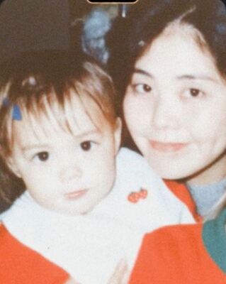 土屋アンナ 幼少期の 親子shot 公開 世界中の母親への言葉に反響 娘さんにそっくり 面影あるね ニコニコニュース