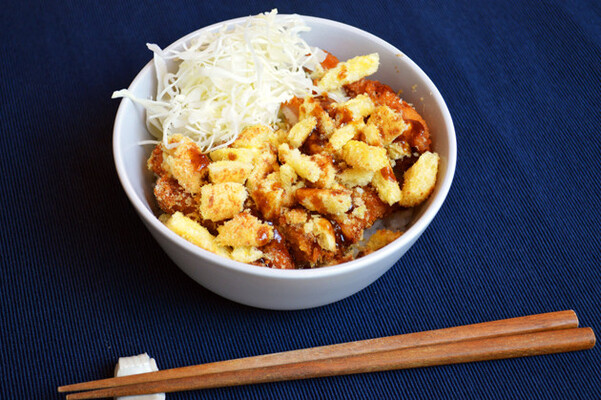 ｂ級フード研究家 野島慎一郎のバカレシピ ファミチキにうまい棒のザクザク食感をトッピングしたお手軽ソースカツ丼 ファ ニコニコニュース