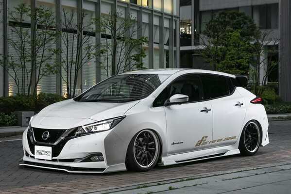 日産 リーフの着地姿って見たことある エアサスならば未来のev車だってこんな感じにカスタムできちゃう ニコニコニュース